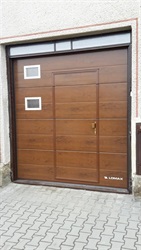 Sekční garážová vrata s integrovanými dveřmi v Třebíči